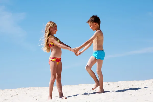 Děti na písku — Stock fotografie