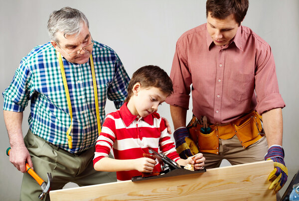 Мальчик, работающий с самолетом
