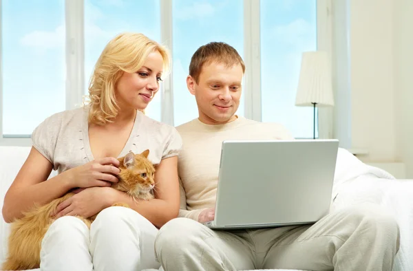 Couple with computer — Stock Photo, Image