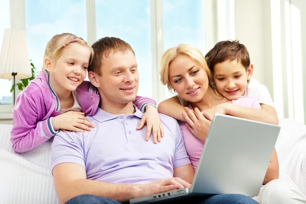 Familj och laptop — Stockfoto