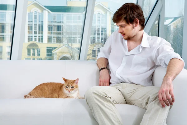Man and a cat — Stock Photo, Image