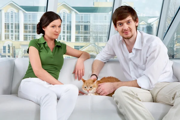 Paar und ihre Katze — Stockfoto