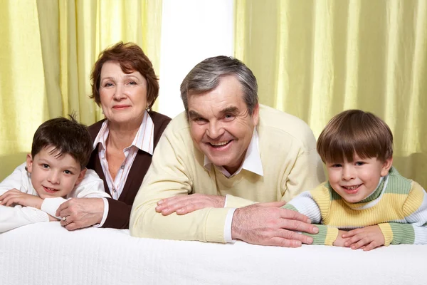 Avós e netos — Fotografia de Stock