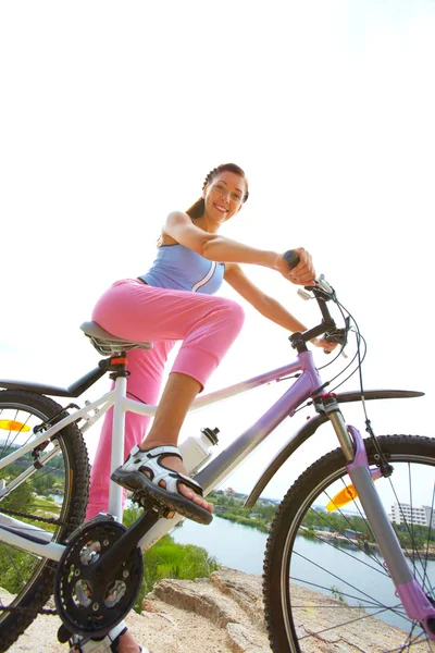 Kadın bisikletçi — Stok fotoğraf