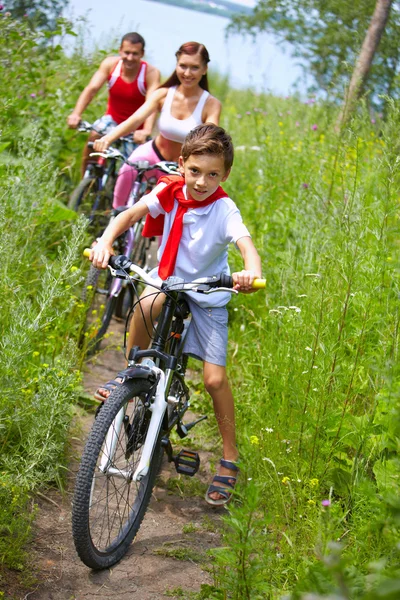 Ciclismo filho — Fotografia de Stock