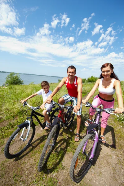 Aile bicyclists — Stok fotoğraf