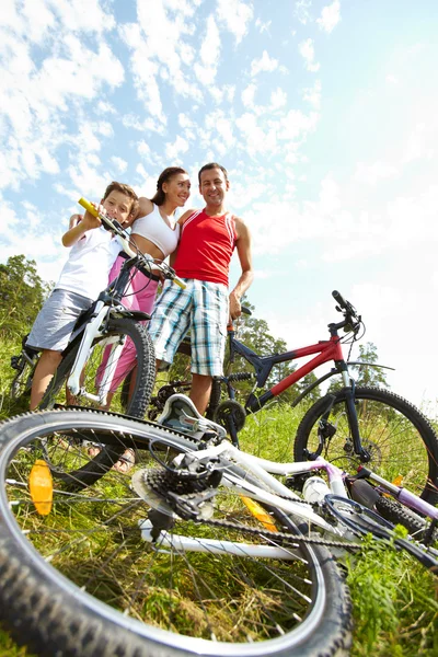 Familj med cyklar — Stockfoto