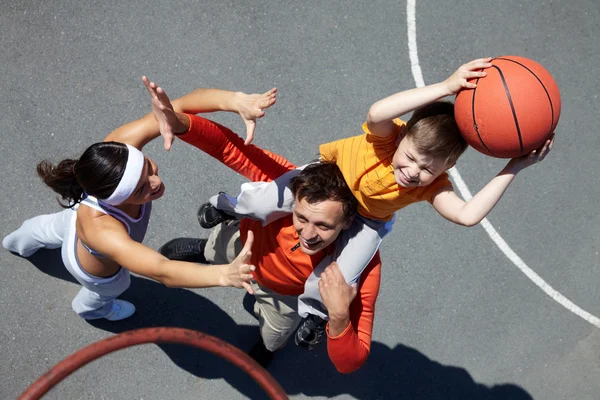 Familia de jugadores de baloncesto — Foto de Stock