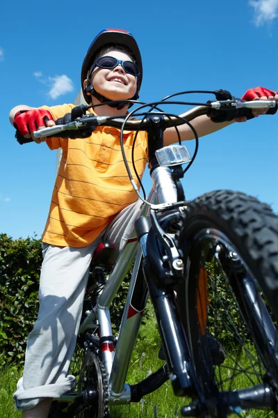 Chłopak na rowerze — Zdjęcie stockowe