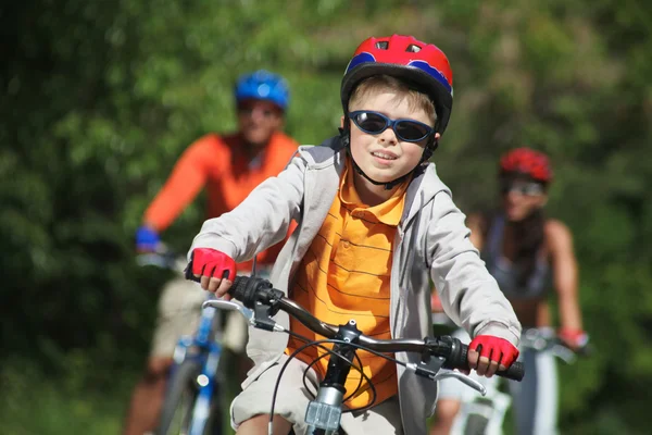 少年乗馬の自転車 — ストック写真