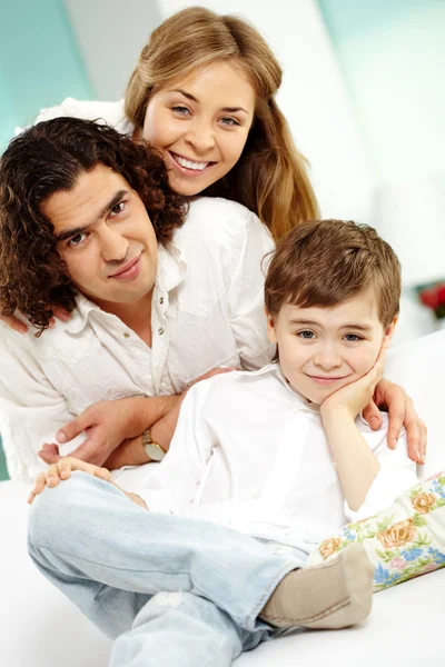 Gelukkige jongen en ouders — Stockfoto