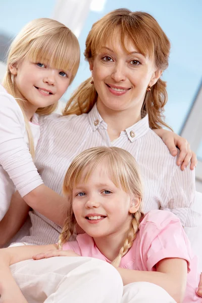 Mujer con gemelos — Foto de Stock