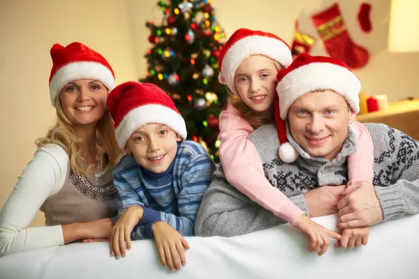 Familie der Weihnachtsmänner — Stockfoto
