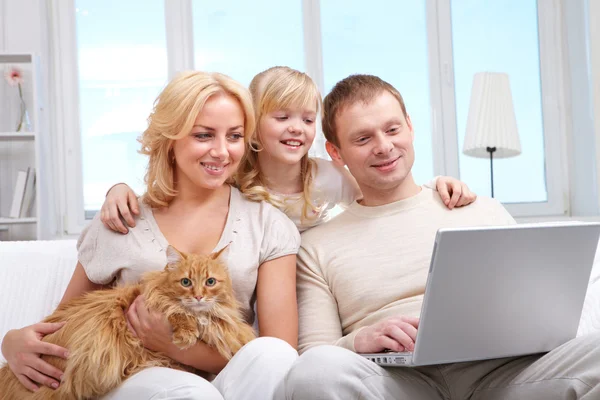 Familia con ordenador — Foto de Stock