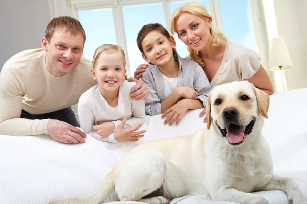 Familj och deras sällskapsdjur — Stockfoto