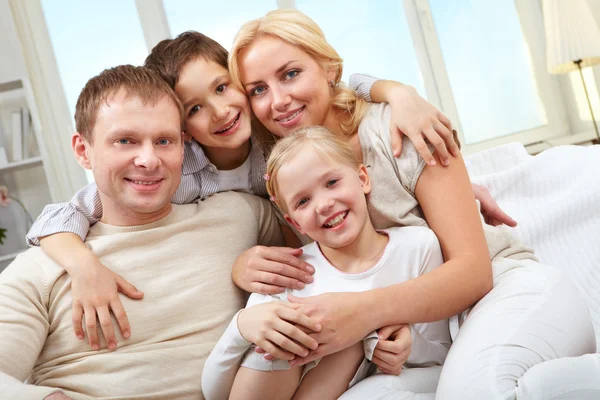 Embracing familj — Stockfoto