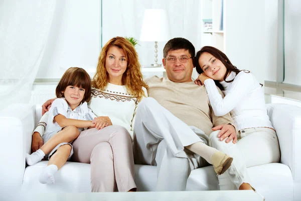 Famille sur canapé — Photo