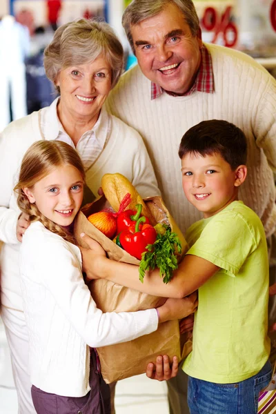 Rodina v supermarketu — Stock fotografie