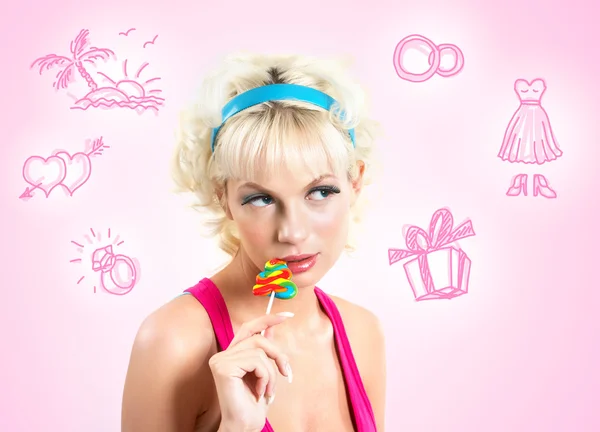 Porträtt av ganska blond med lollipop — Stockfoto