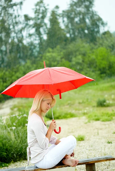 Dívka pod deštníkem — Stock fotografie