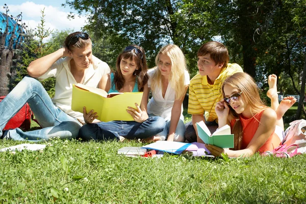 Draußen lesen — Stockfoto