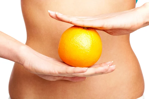 Крупный план женских рук, держащих апельсин — стоковое фото