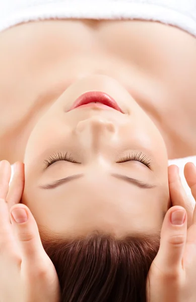 Косметичний масаж обличчя — стокове фото