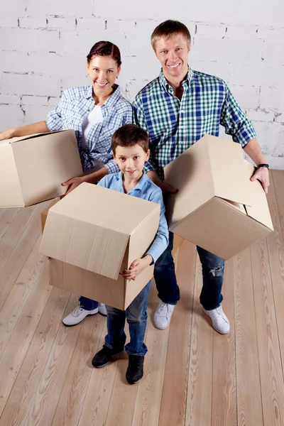 Família com caixas — Fotografia de Stock