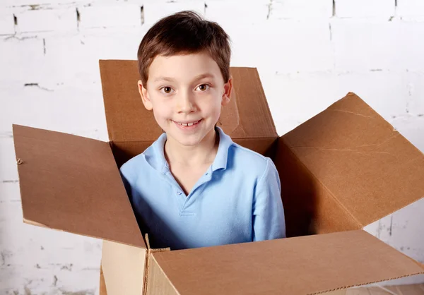 Chlapec v krabici — Stock fotografie