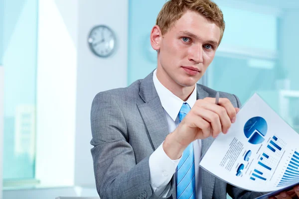 Boss with document — Stock Photo, Image