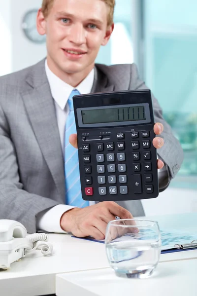 Contador con calculadora —  Fotos de Stock