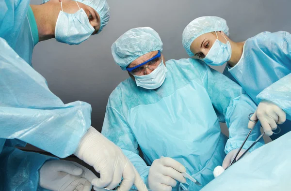 Cirurgiões operando — Fotografia de Stock