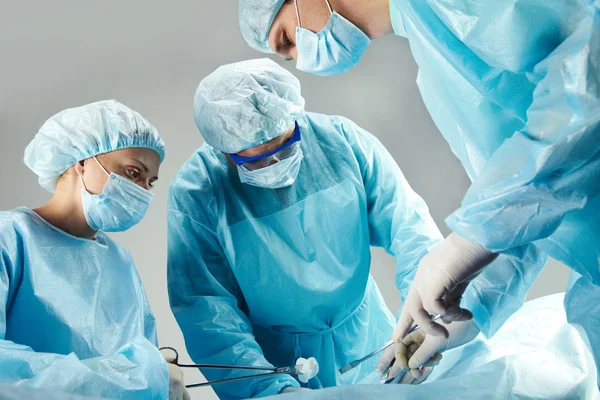 Cirurgiões operando — Fotografia de Stock