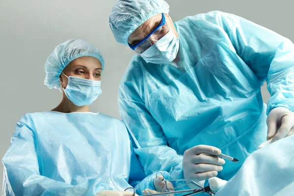 Cirurgiões ocupados — Fotografia de Stock