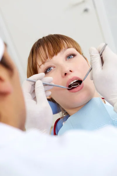 Foto des weiblichen offenen Mundes während der Behandlung mit Bohrer — Stockfoto