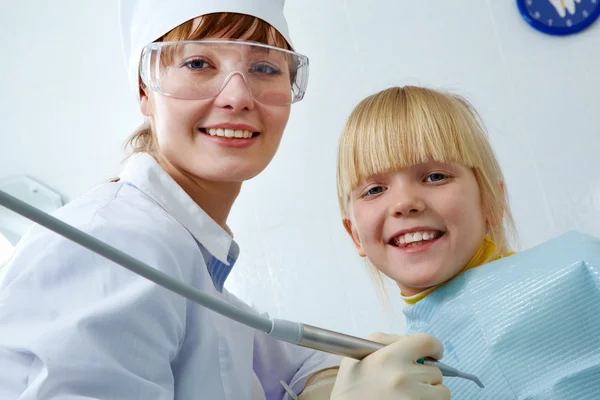 Tandläkare och flicka — Stockfoto