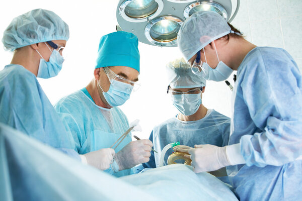 Хирурги на работе
