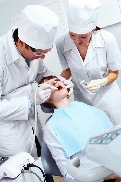 Bild des Arztes, der die Zähne des Patienten heilt — Stockfoto
