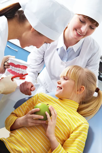 Teaching dental hygiene — Stock Photo, Image
