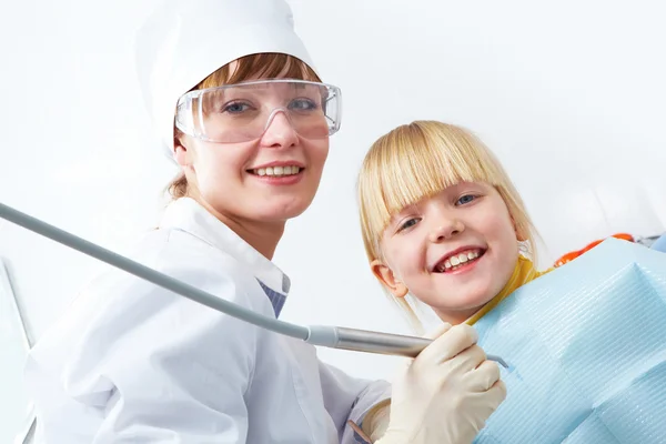 Zahnarzt und Mädchen — Stockfoto