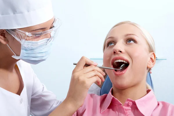 Checking teeth — Stock Photo, Image