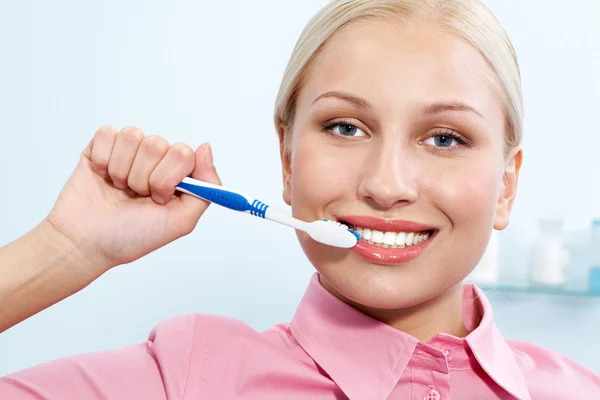 Limpieza de dientes — Foto de Stock