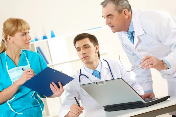 Photo of aged physician and young clinician — Stock Photo, Image