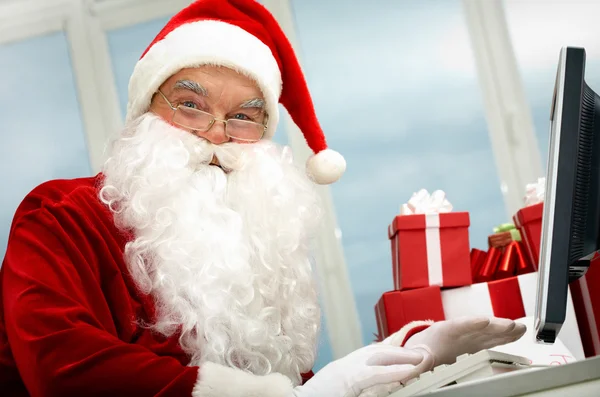 Weihnachtsmann per Computer — Stockfoto