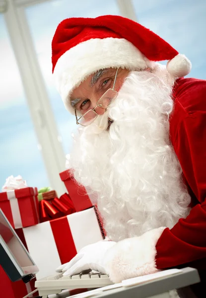 Santa besvara e-post — Stockfoto