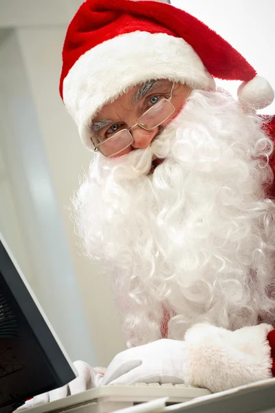 Santa πληκτρολογώντας — Φωτογραφία Αρχείου