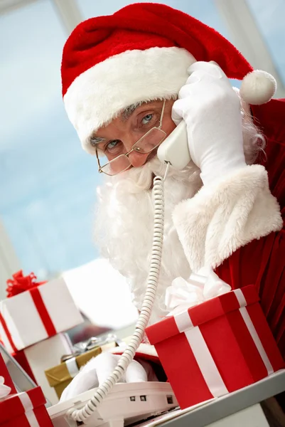 Noel Baba telefon ederek — Stok fotoğraf