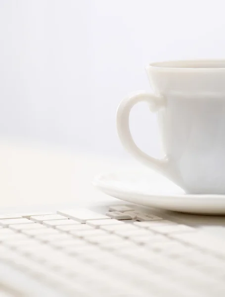 Cup op toetsenbord — Stockfoto