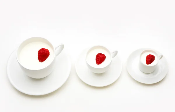 Trois tasses blanches de lait — Photo