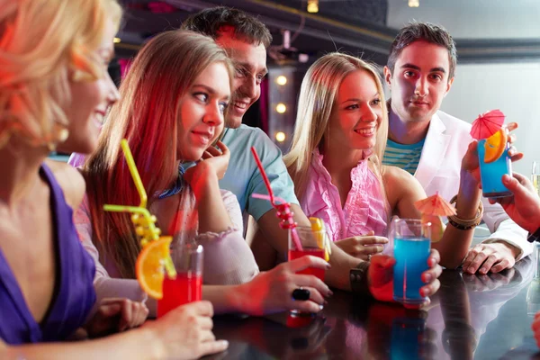 Vrienden in de bar — Stockfoto